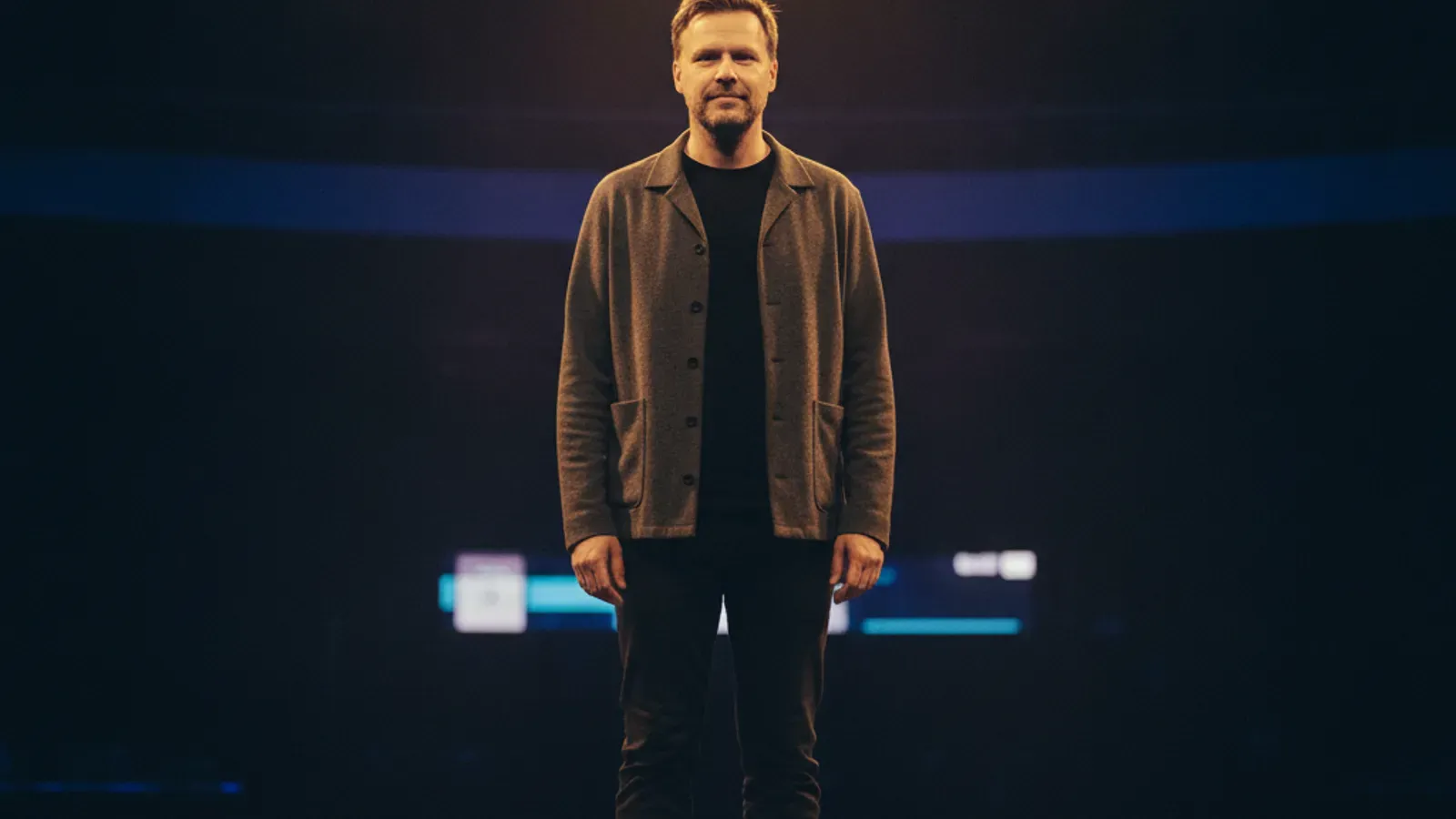 Daniel Ek'in bir Spotify sunumunda sahnede mikrofonla konuştuğu portresi.