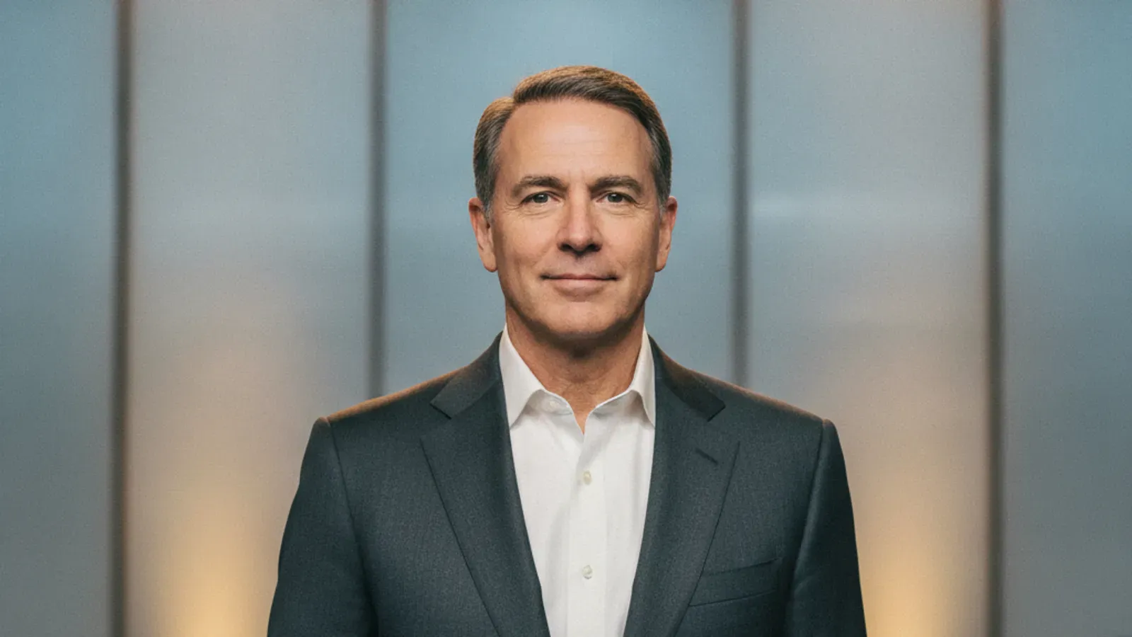 Michael Dell'in sahnede koyu renk iş takım elbisesiyle konuştuğu portresi.